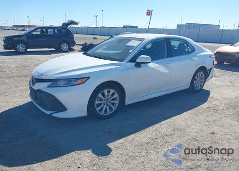 2020 Toyota Camry Le z USA, uszkodzony, nr VIN 4T1C11AK4LU510120